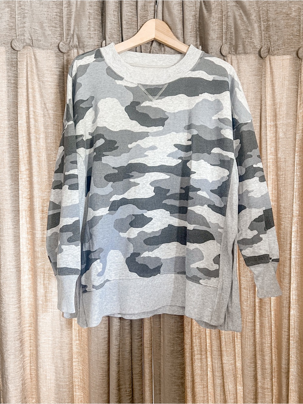 Aerie Crew Neck Hometown Desert Camo Sweatshirt Pullover Womens Size Medium Gray